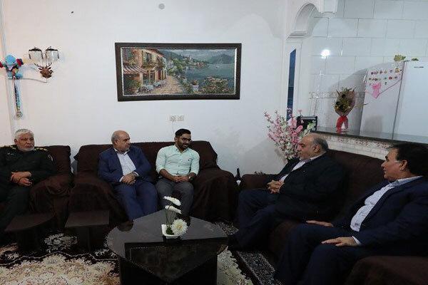 تقدیر استاندار کرمانشاه از نایب قهرمان رقابت های وزنه برداری تقدیر استاندار کرمانشاه از نایب قهرمان رقابت های وزنه برداری جهان