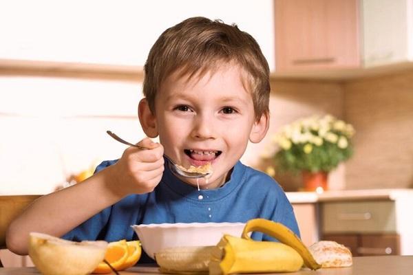تغذیه بچه ها تا 5 سالگی باید چگونه باشد؟ تغذیه بچه ها تا 5 سالگی باید چگونه باشد؟