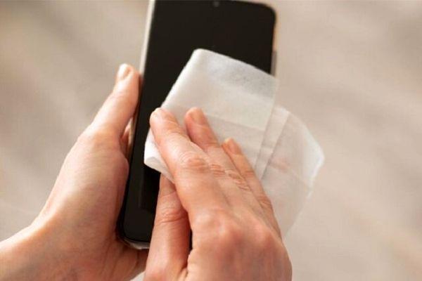 گوشی موبایل را این طور ضدعفونی نکنید گوشی موبایل را این طور ضدعفونی نکنید