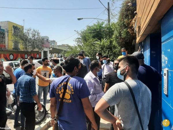 هواداران استقلال به ساختمان باشگاه حمله کردند! طرفداران استقلال به ساختمان باشگاه حمله کردند!