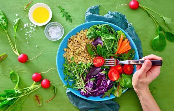 چگونه تغذیه سالم داشته باشیم؟ (لذت ها، چالش ها و 3 توصیه مهم چگونه تغذیه سالم داشته باشیم؟ (لذت ها، چالش ها و 3 توصیه مهم متخصصان)