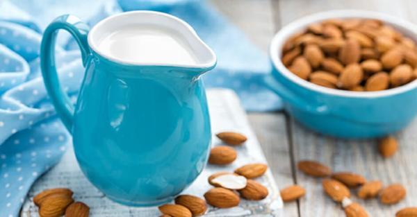 طرز تهیه شیر بادام خانگی طرز تهیه شیر بادام خانگی