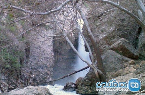 آبشار رود شیر یکی از جاذبه های طبیعی استان فارس به شمار می آبشار رود شیر یکی از جاذبه های طبیعی استان فارس به شمار می رود
