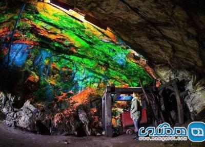موزه معدنی استرلینگ هیل ، عجیب ترین در صخره های فلورسنتی