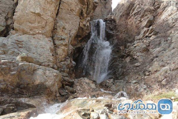 آبشار چهرن یکی از جاذبه های گردشگری استان کرمان به شمار آبشار چهرن یکی از جاذبه های گردشگری استان کرمان به شمار می رود